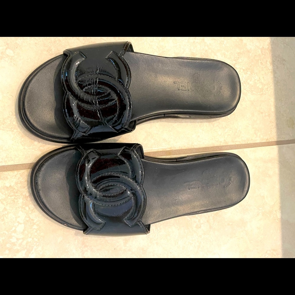 Authentic Chanel, patent slide in black
